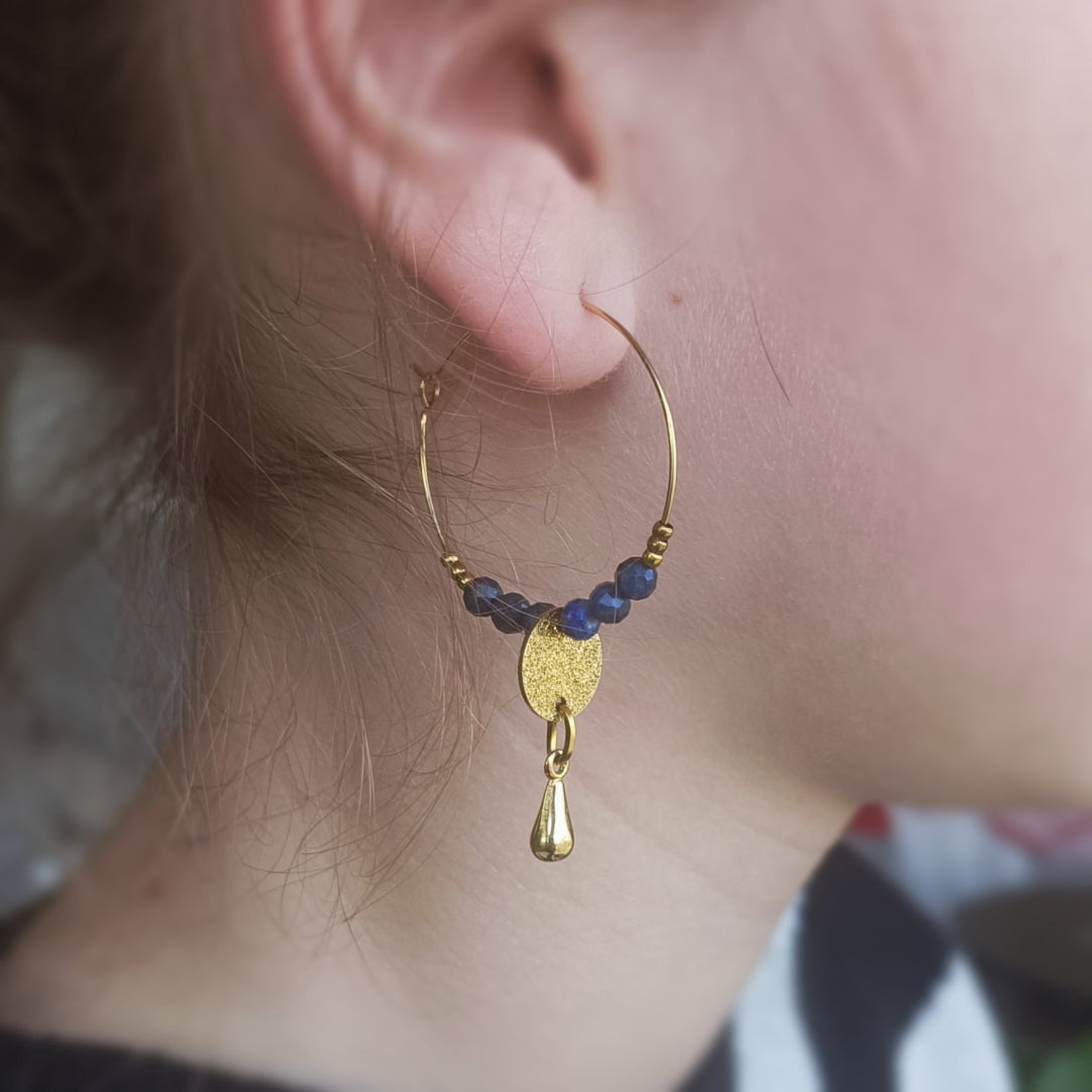 Boucles d'oreilles créoles dorées à l'or fin - Billie, sodalite et éléments dorés