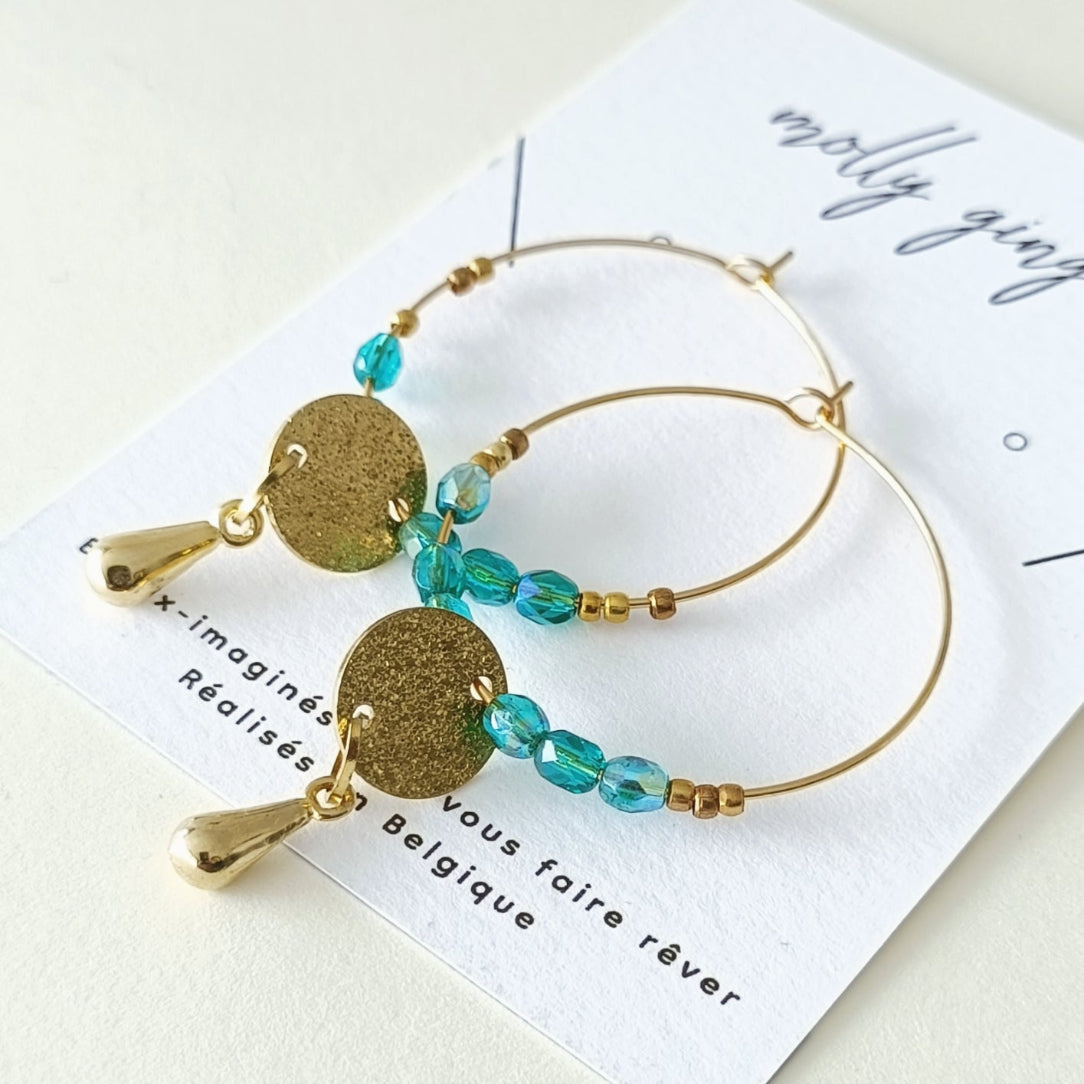 Boucles d'oreilles dorées à l'or fin et perles de verres modèle créoles