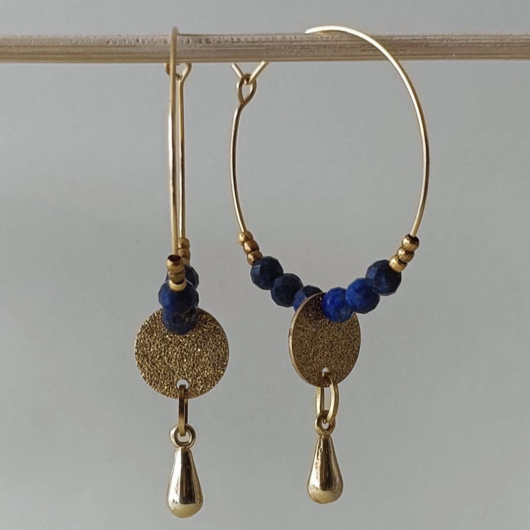 Boucles d'oreilles endantes dorées à l'or fin et pierres naturelles bleues
