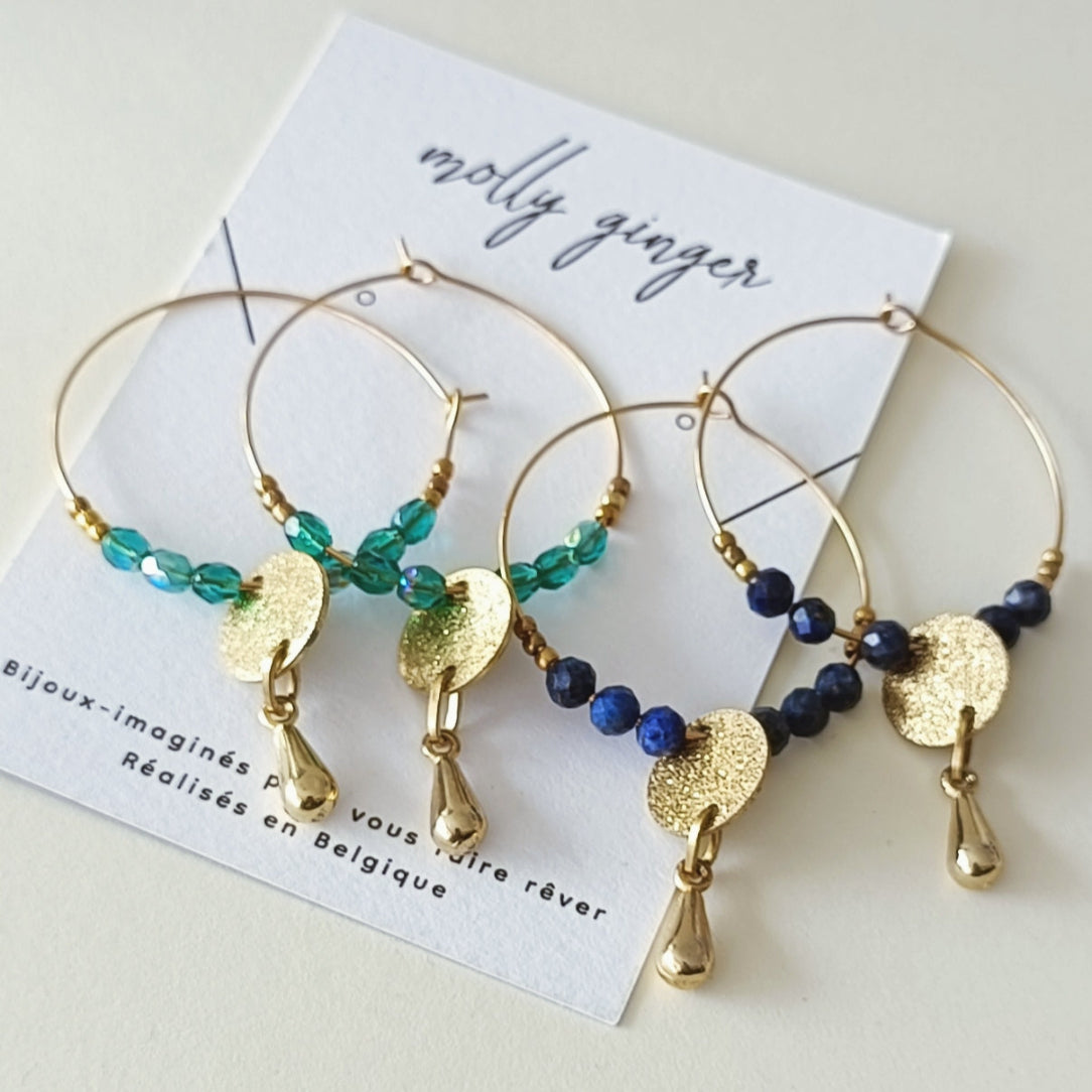 Billie - boucles d'oreilles vertes ou bleues avec perles et pendentifs dorés
