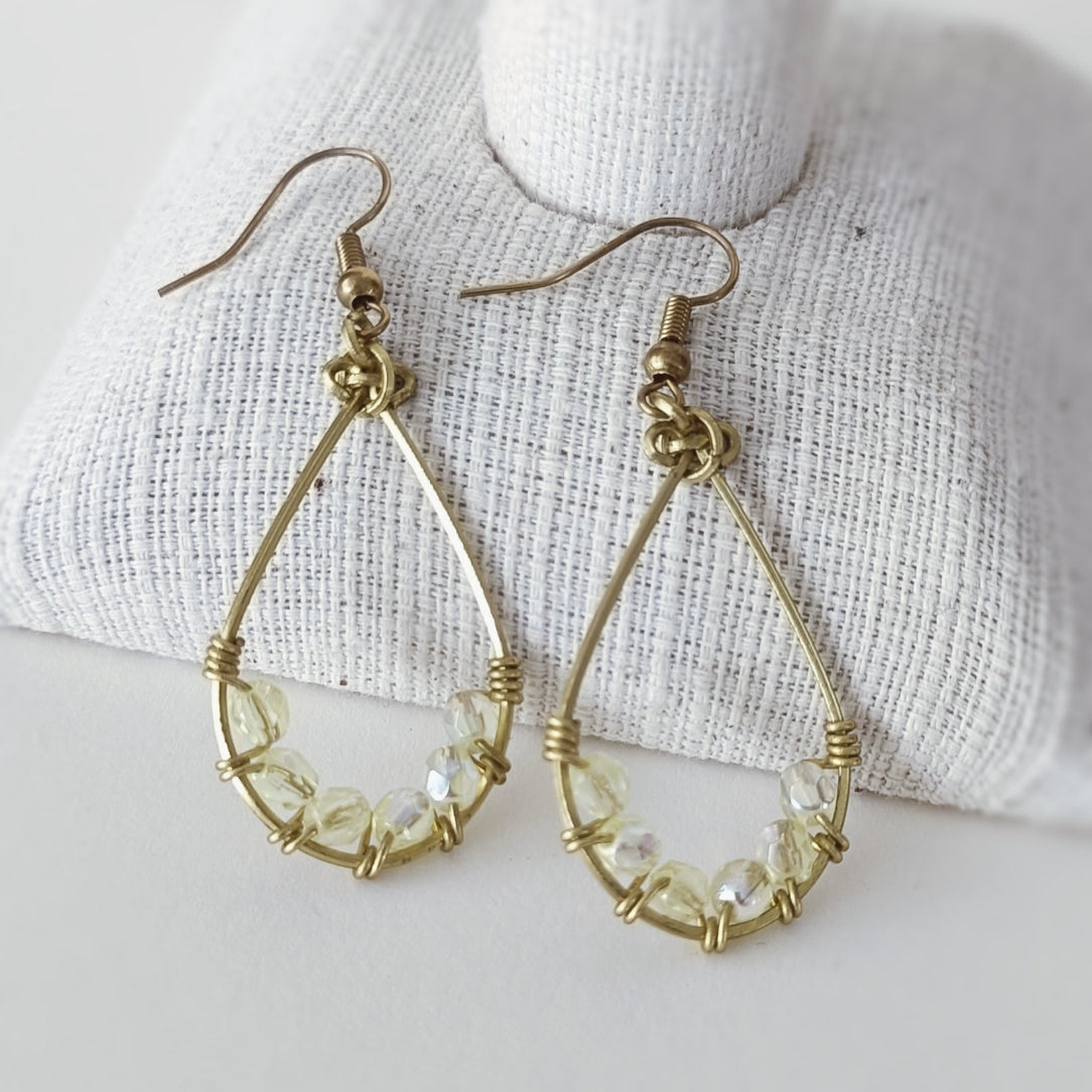 Boucles wirewrapping laiton brut et perles de verre