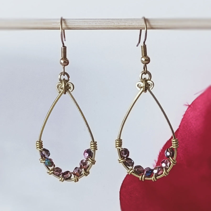 Gouttes et perles mauves tresséesréalisées à la main