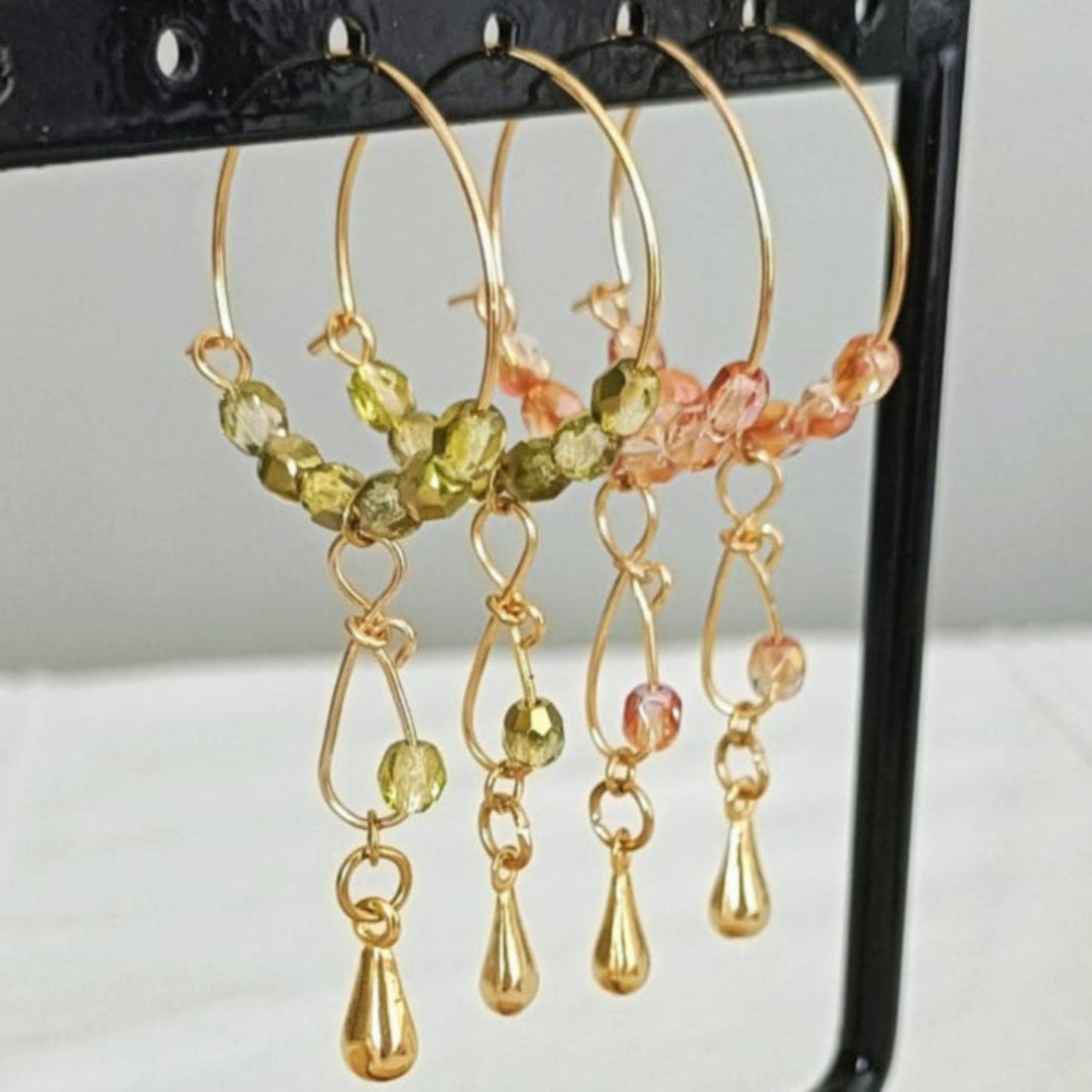 Boucles d'oreilles créoles dorées à l'or fin et perles de verre facetées