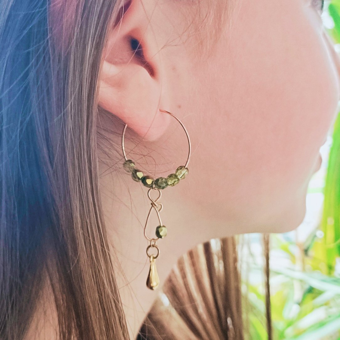 Boucles d'oreilles créoles dorées à l'or fin et perles vert mirabelle