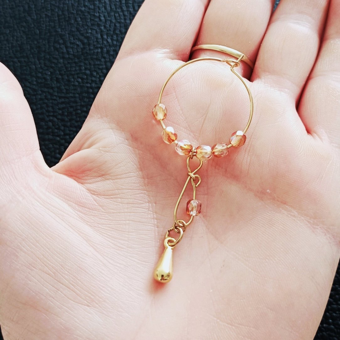 Boucles d'oreilles créoles dorées à l'or fin et perles de verre couleur pêche