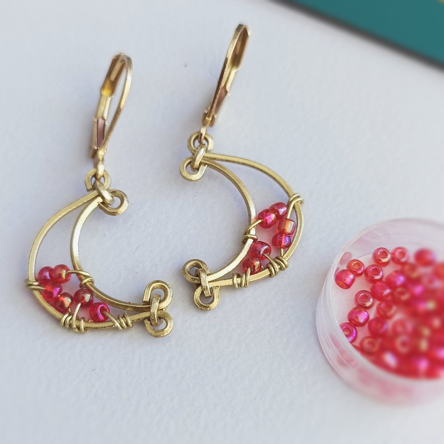 Boucles d'oreilles lunes en fil de laiton et perles rouges orangé