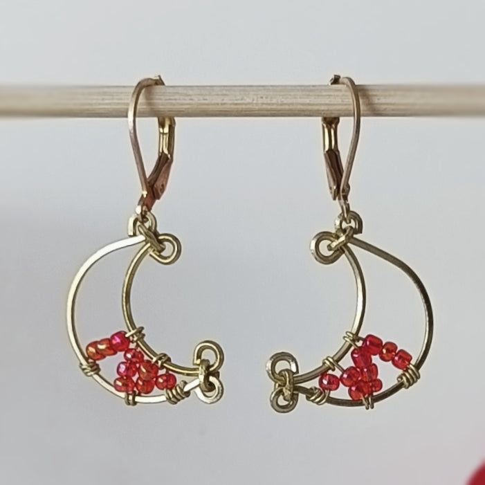 Boucles dormeuses en laiton brut formé Lune