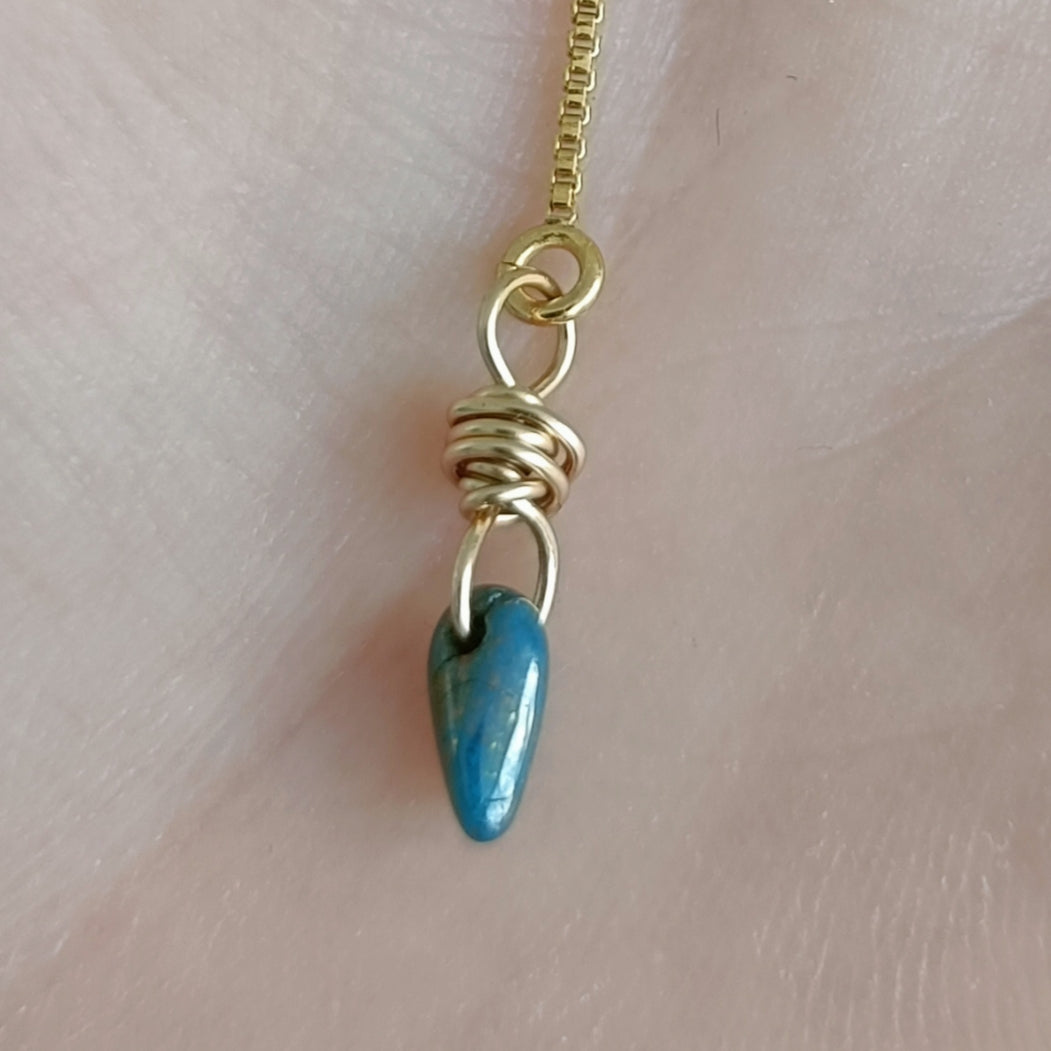 Pendantif réalisé à la main avec fil d'or laminé et perle de verre