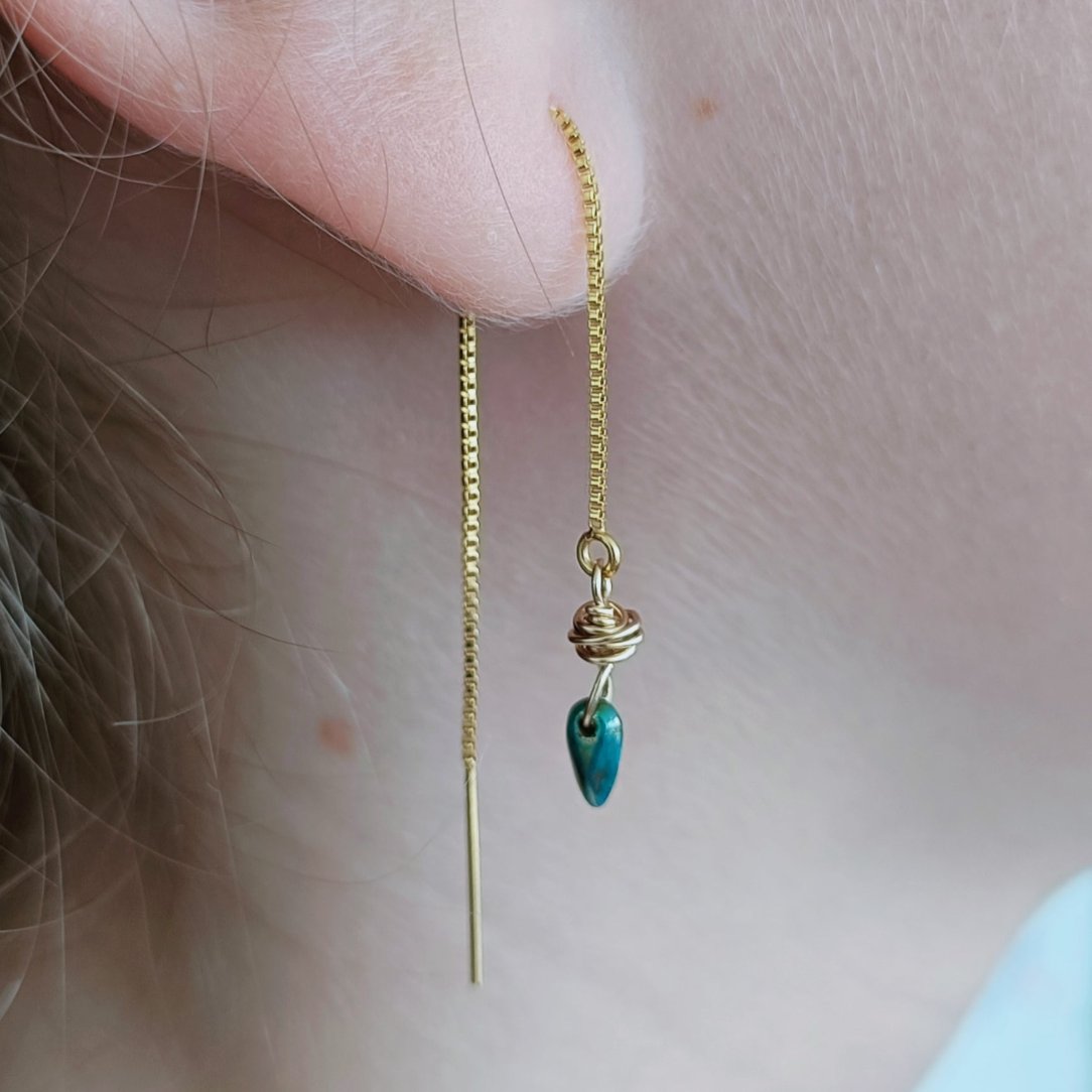 Chainettes d'oreilles en or laminé et perles de verre en forme de goutte