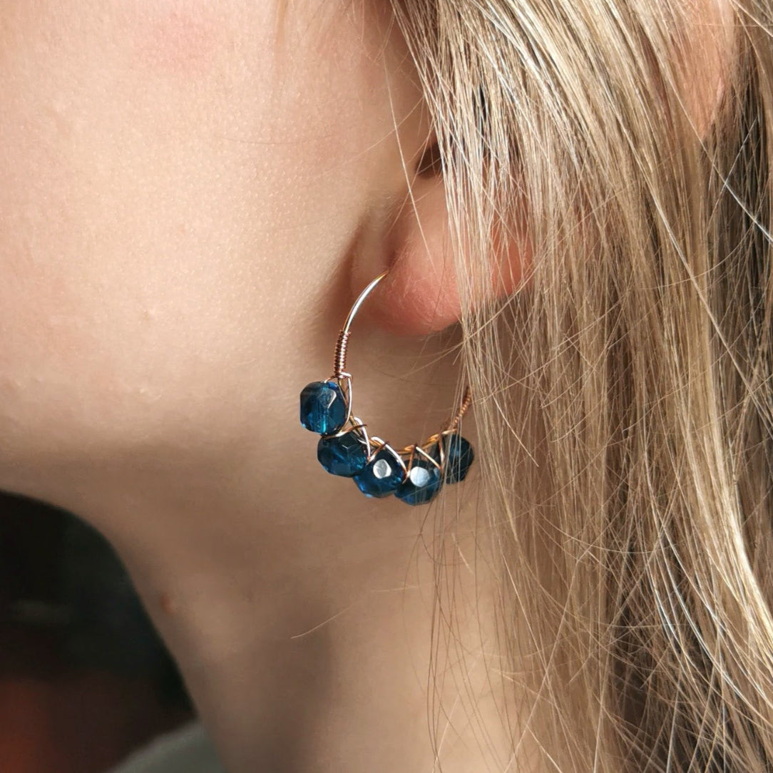 Boucles d'oreilles créoles tressées à la main et pierres de verre de bohème