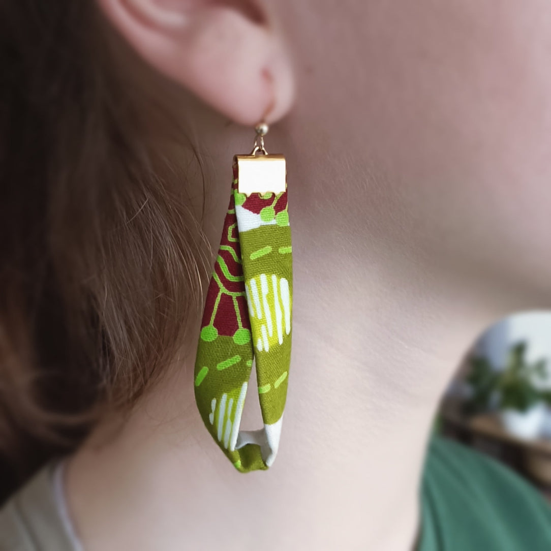 Boucles tissu wax sur modèle