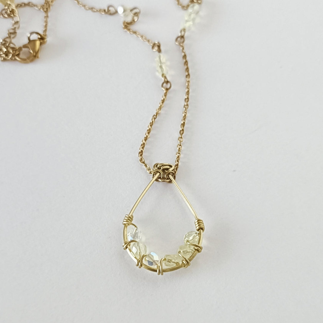 Collier resséréalisé à la main laiton brut et perles claires tressées