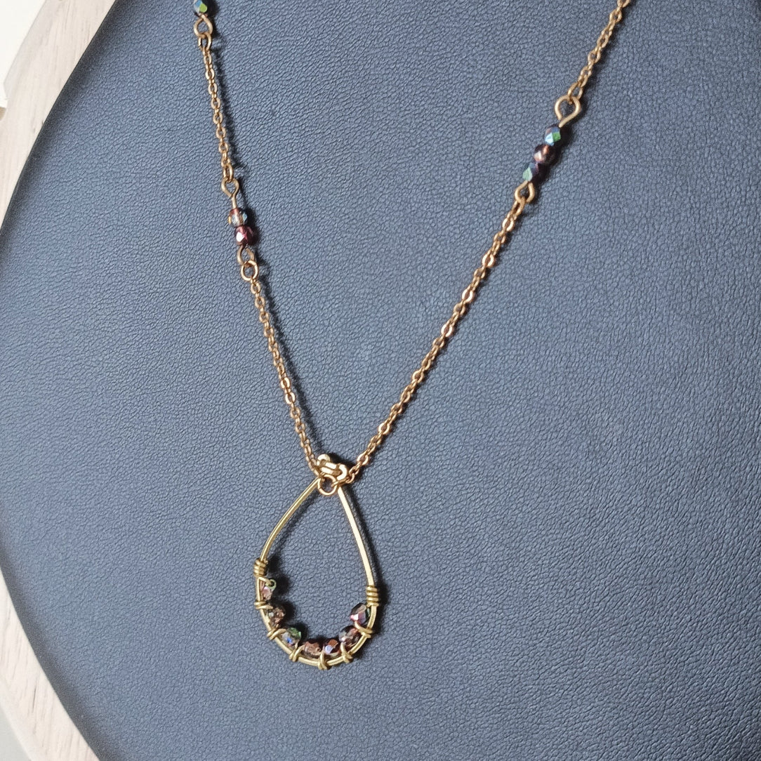 collier tressé en laiton brut et perles violettes à reflets