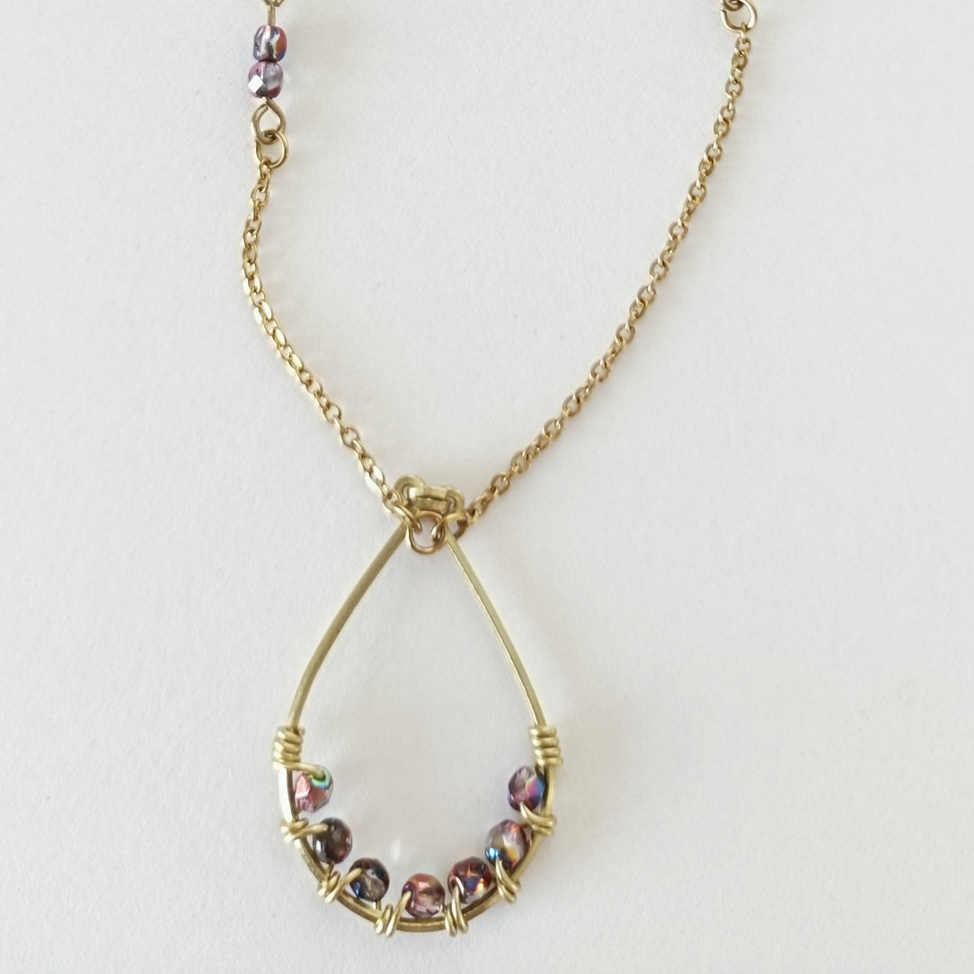 Collier goutte laiton brut tressé à la main et perles à reflets