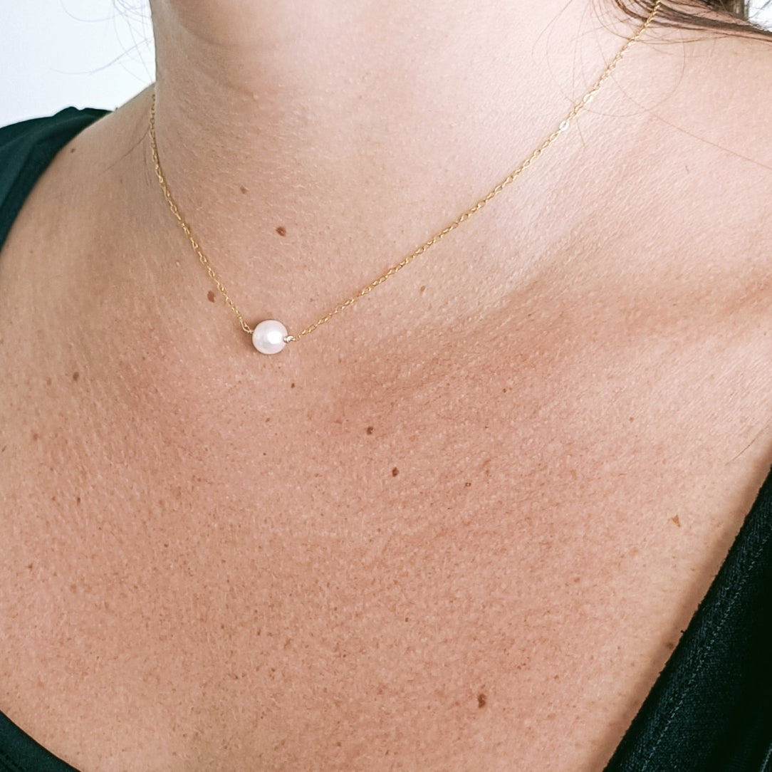Collier ras de cou chaîne fine en or laminé 14 K et perle d'eau douce