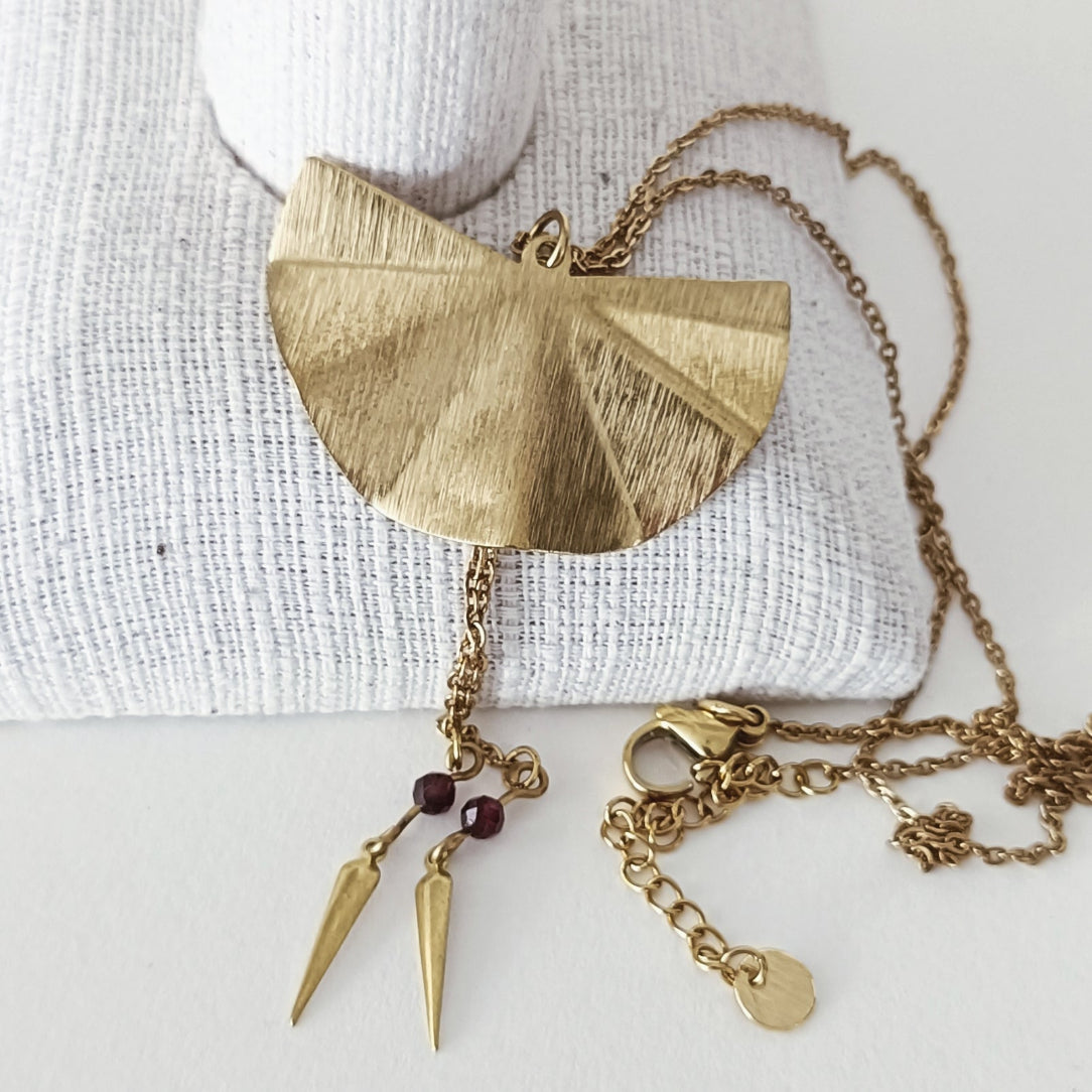 Collier chaîne fine et pendentif laiton brut