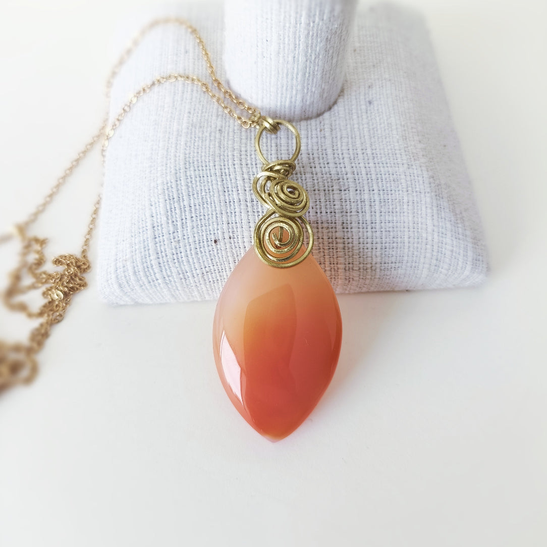 Pendentif en cornaline tressé à la main sur chaîne d'acier