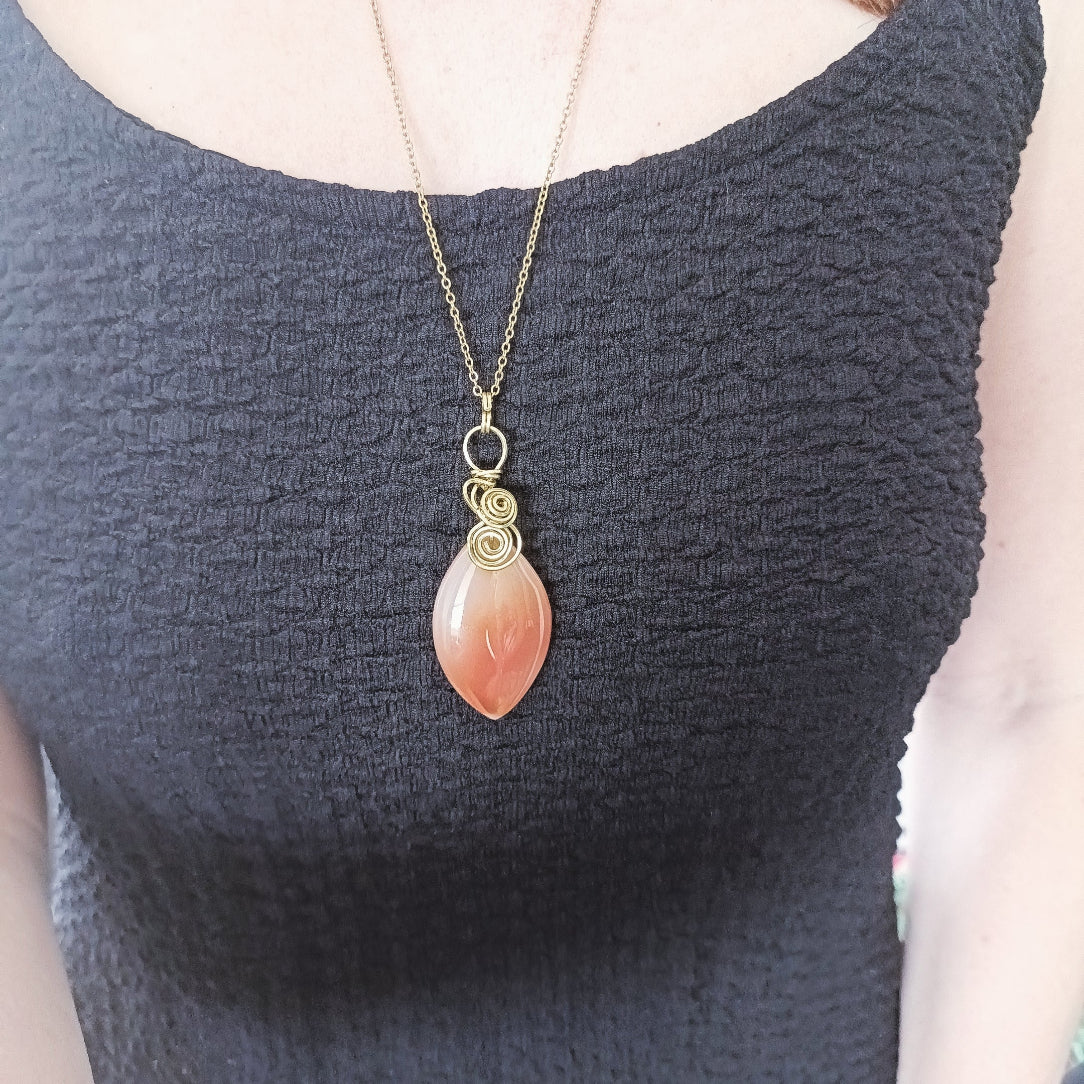 Collier sautoir avec pendentif en pierre naturelle tressé à la main cornaline
