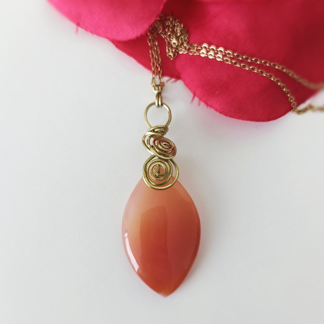 Cornaline pendentif réalisé artisanalement par tressage
