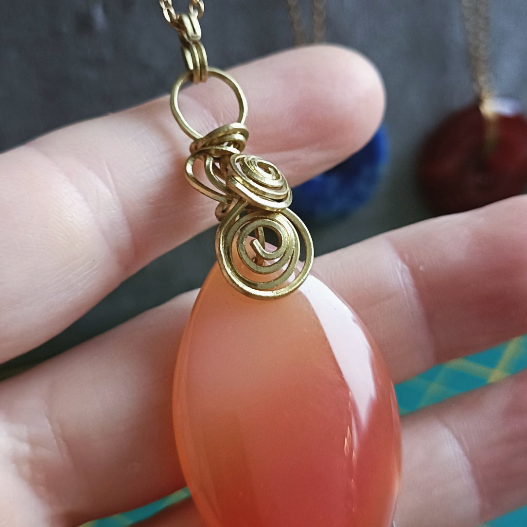 Pendentif ISIS gros plan sur tressage