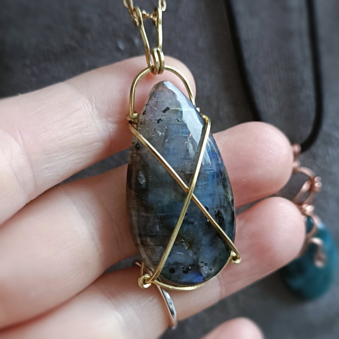 Pierre naturelle labradorite tressée par fil de laiton à la main