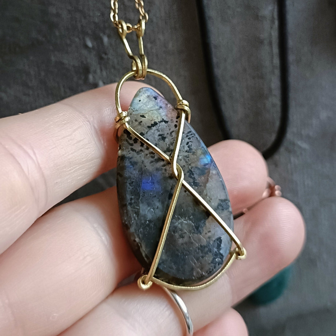Collier Lara vue de dos tressage wirewrapping
