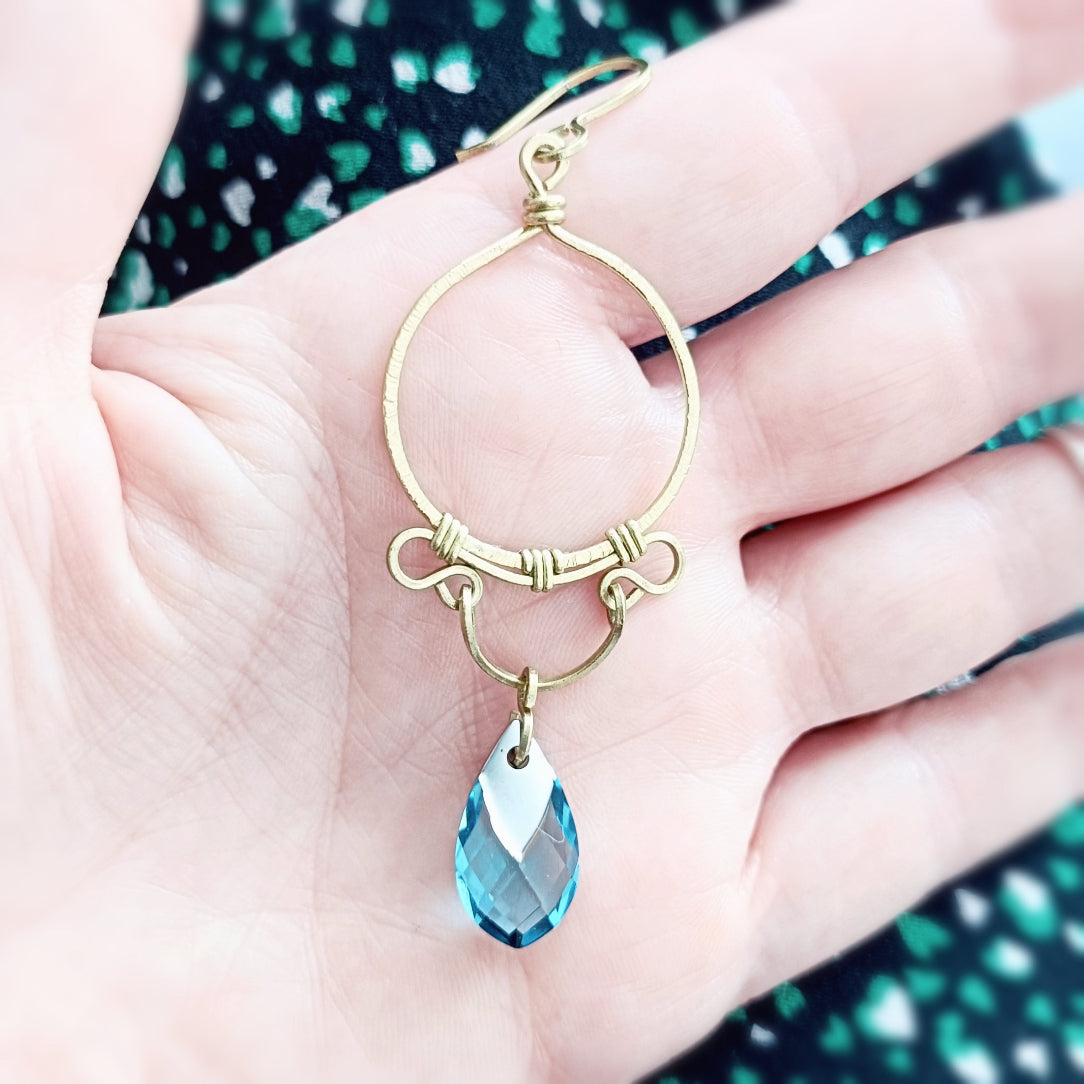 Boucles d'oreilles wirewrapping pendantes et goutte de cristal bleu
