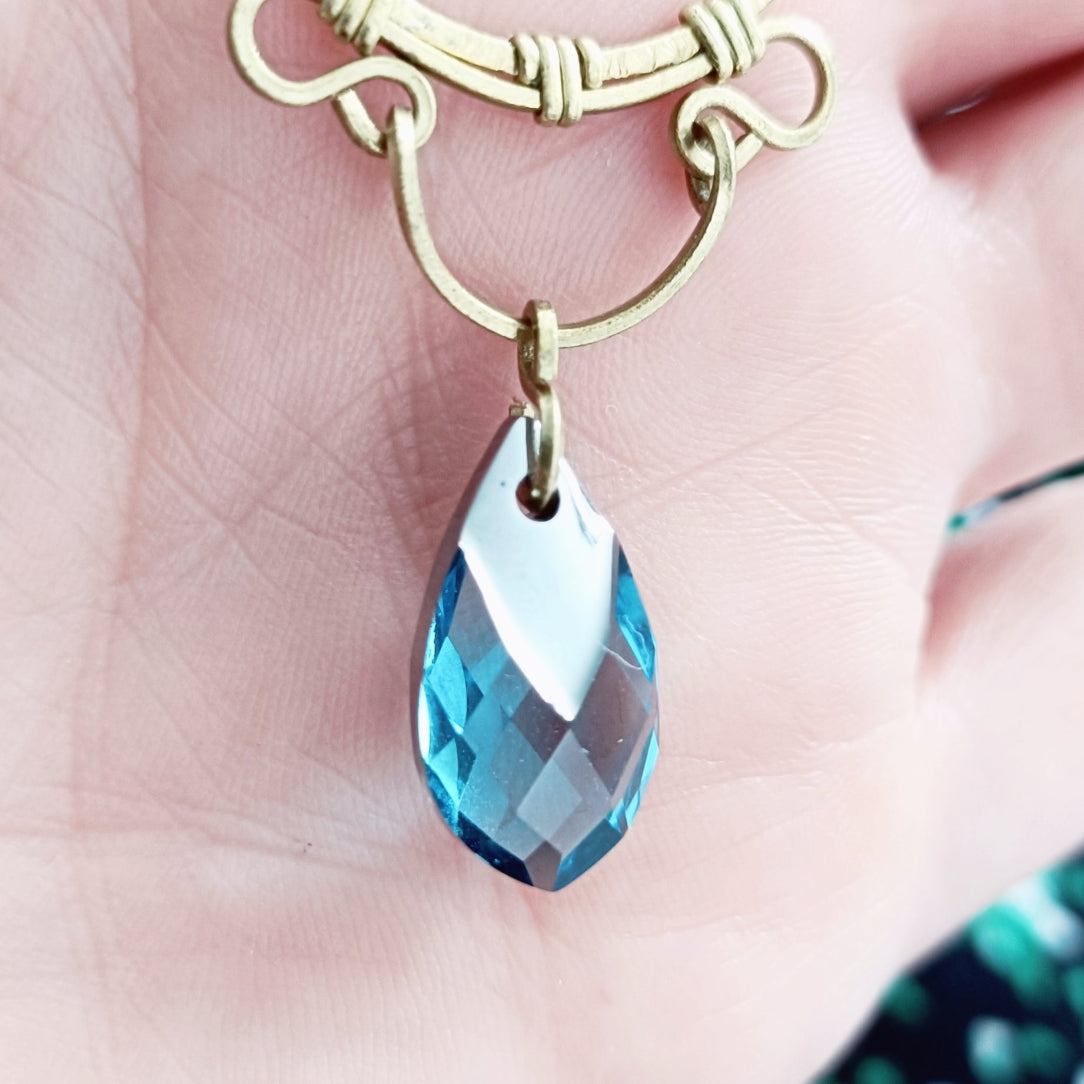 Cristal en forme de goutte de couleur bleue