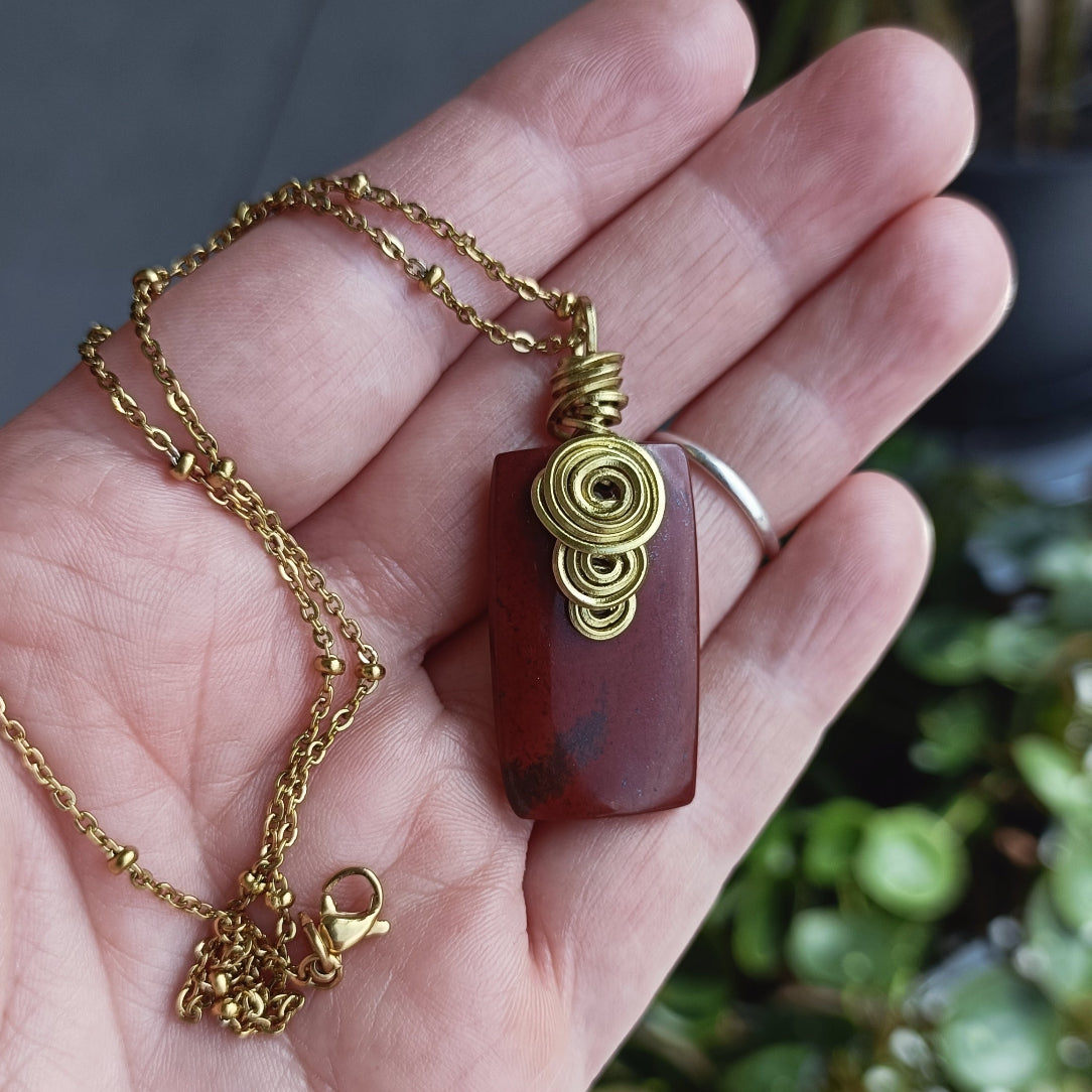 Pendentif jaspe rouge et spirales tressées à la main