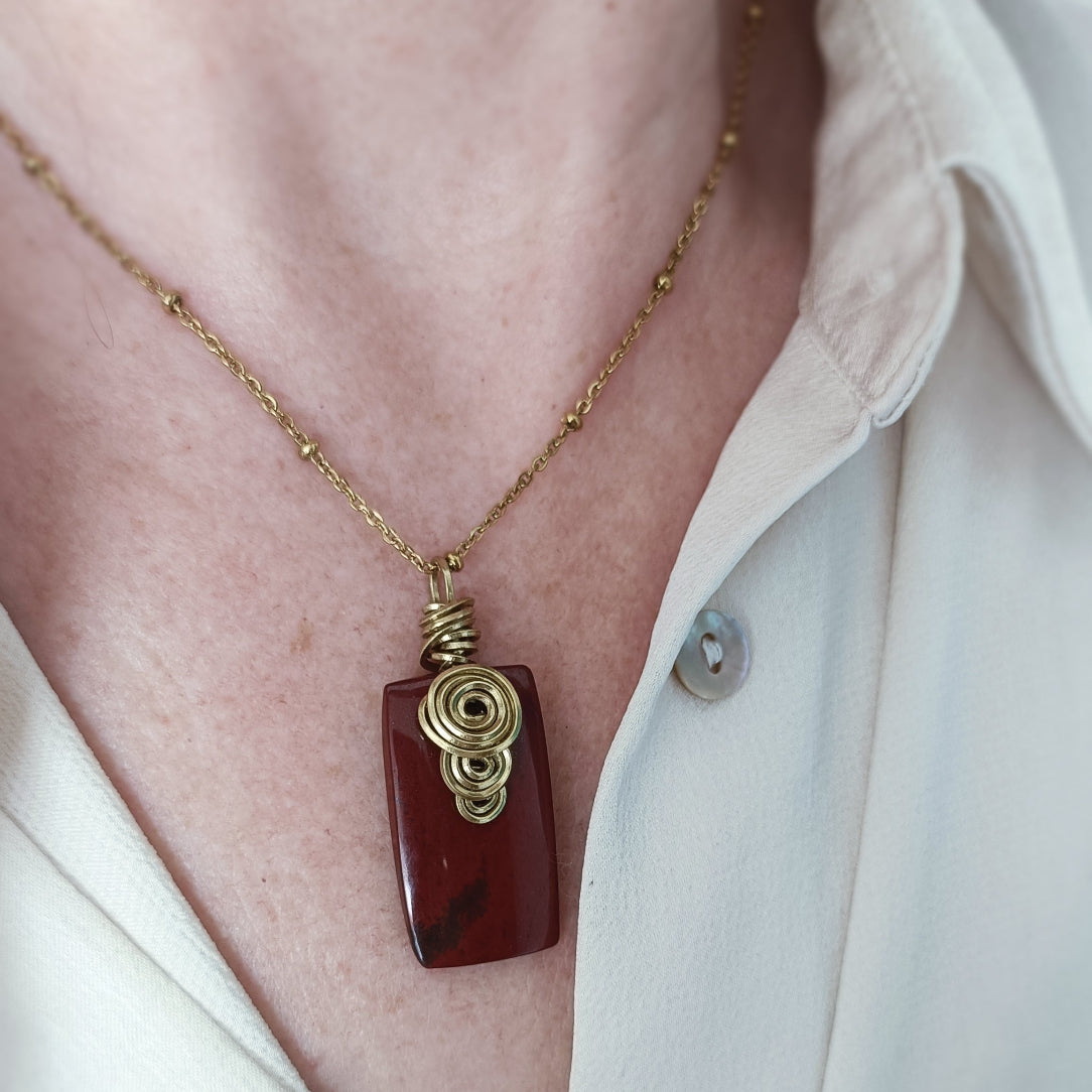 Pendentif Jaspe rouge et chaîne acier doré tressé à la main