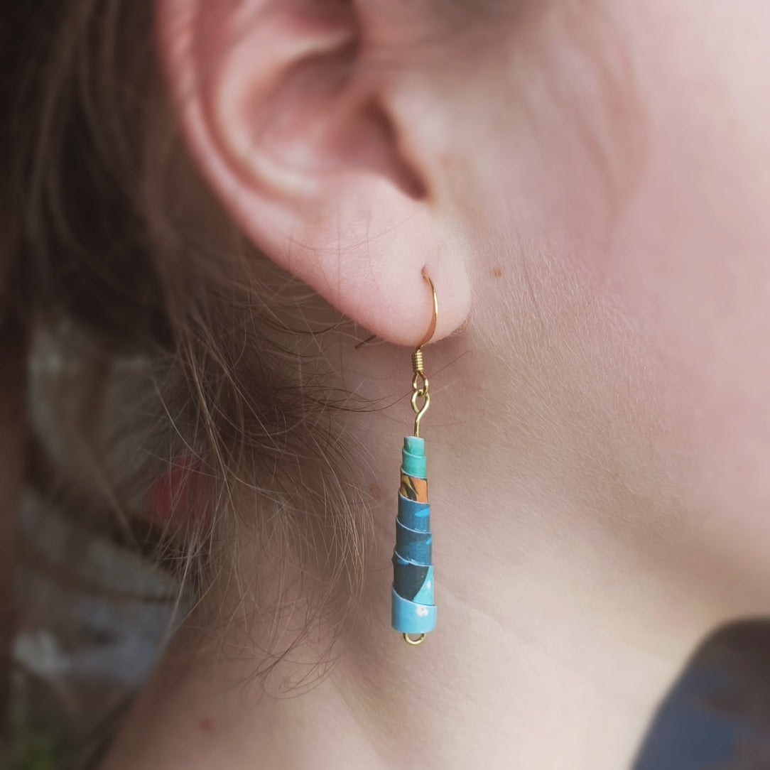 Boucles d'oreilles papier bleues et rose en forme de cônes