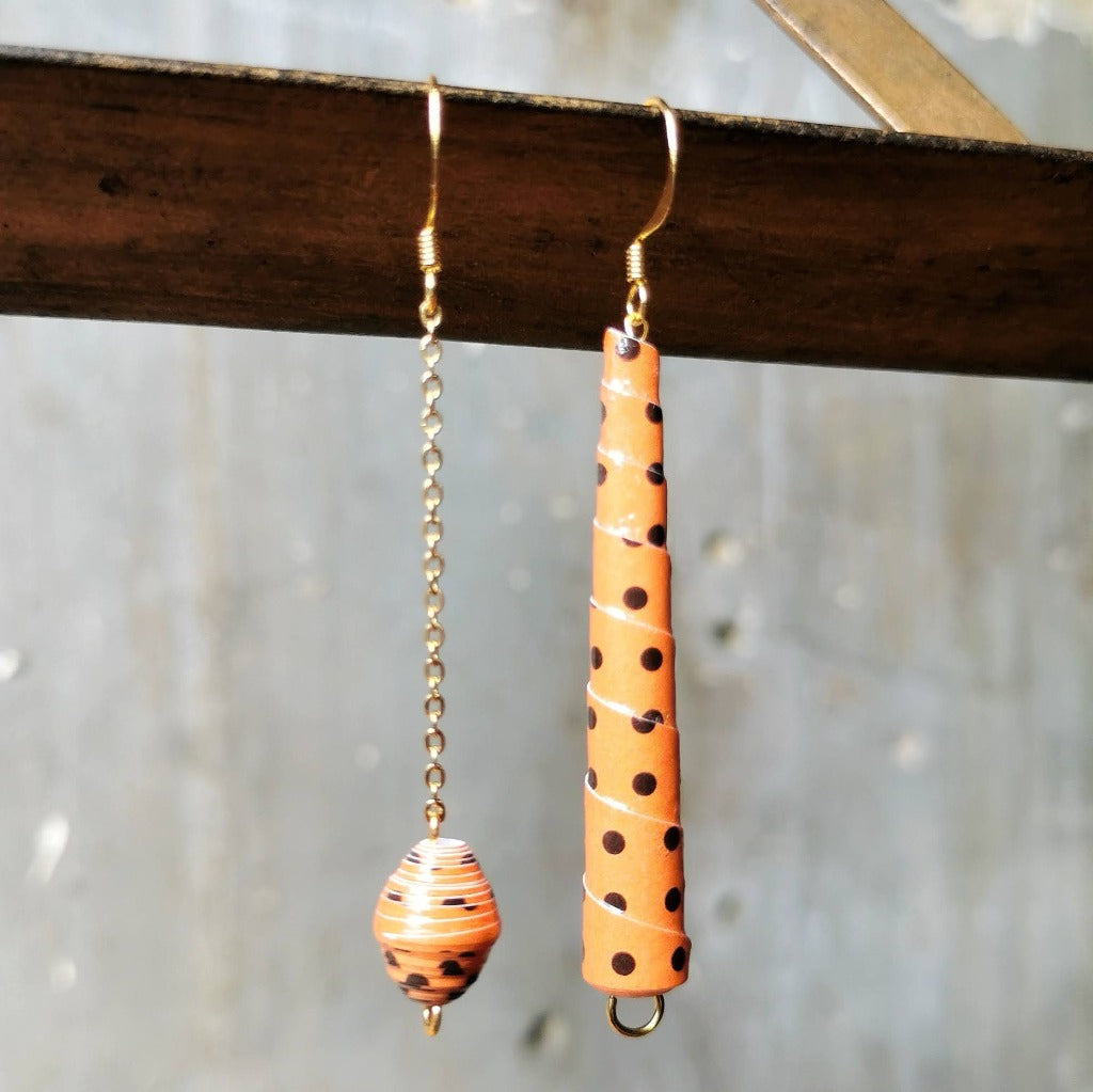 Boucles en papier oranges à pois