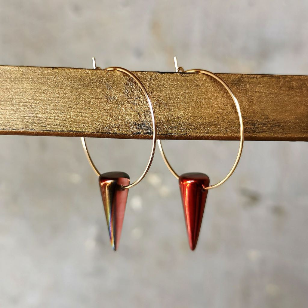 boucles d'oreilles avec pointe de verre de couleur rouge brun à reflets