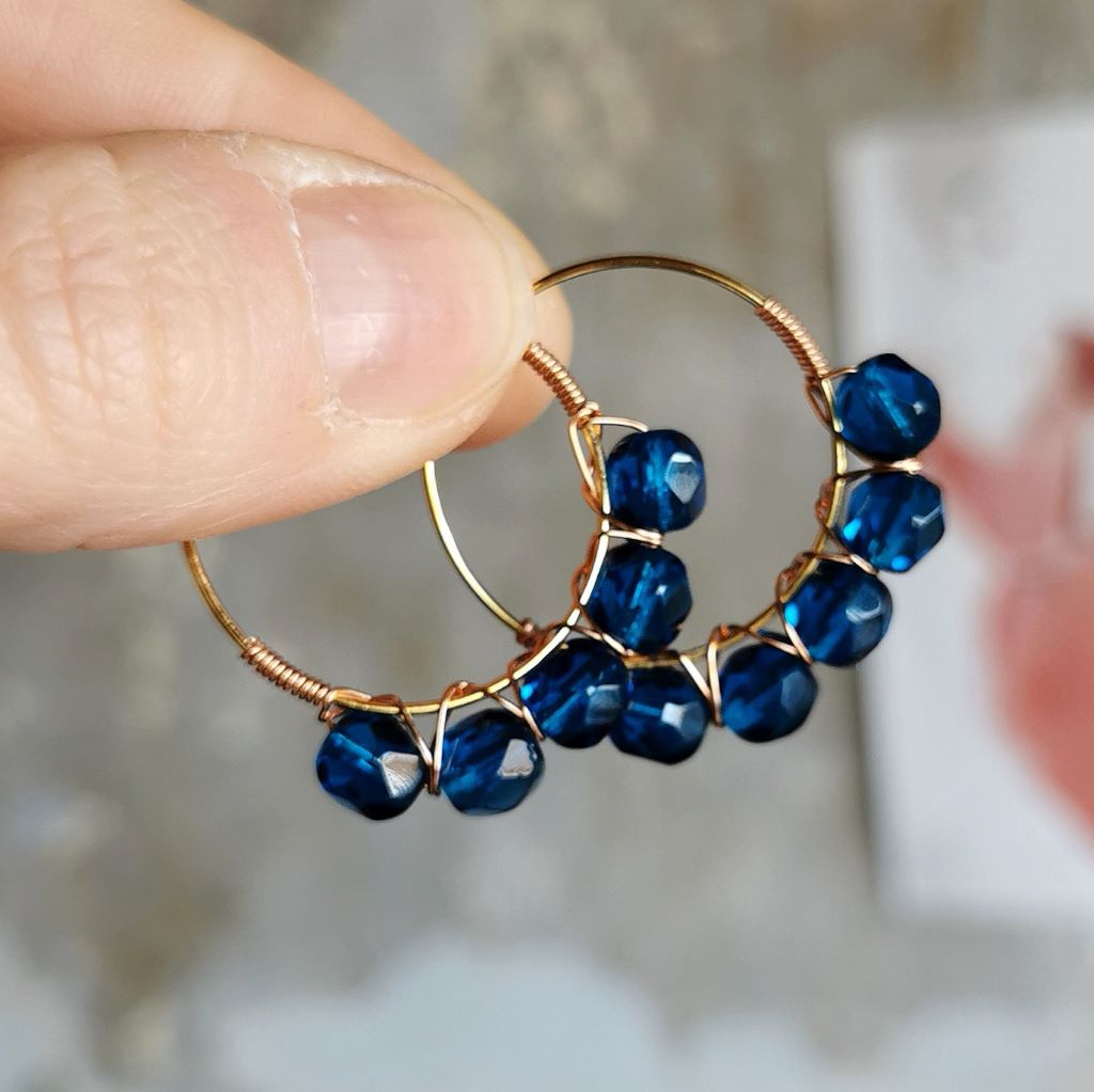 Créoles tressées à la main avec perles facetées de couleur bleue