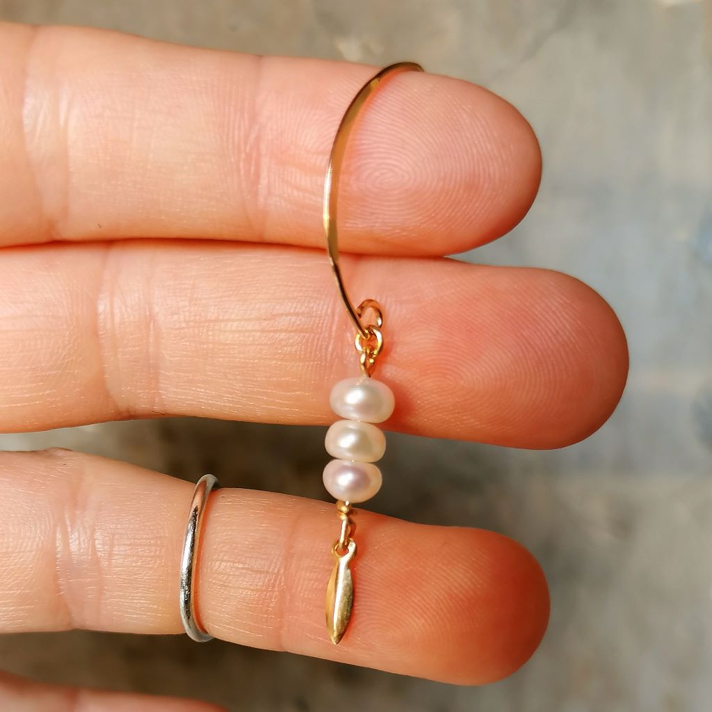 Boucles d'oreilles en or laminé et perles d'eau douces