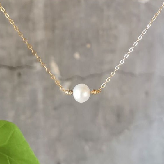Perle d'eau douce tressée sur une fine chaîne en or Gold Filled 14 carats collier ras de cou