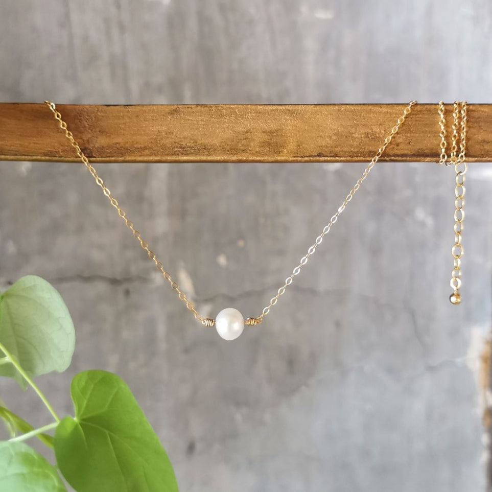 Collier en or laminé 14 carats chaîne fine et perle d'eau douce tressée