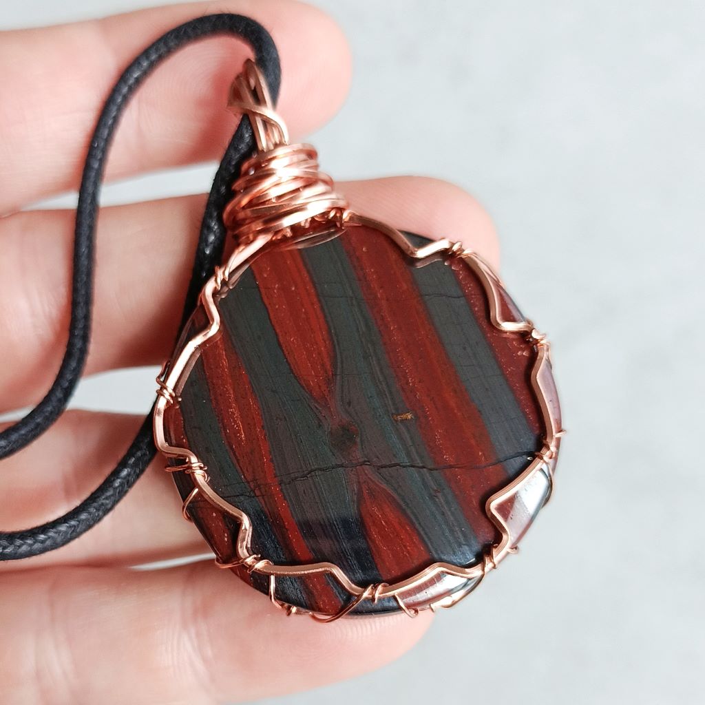 Pendentif tressé en cuivre et pierre oeil de fer