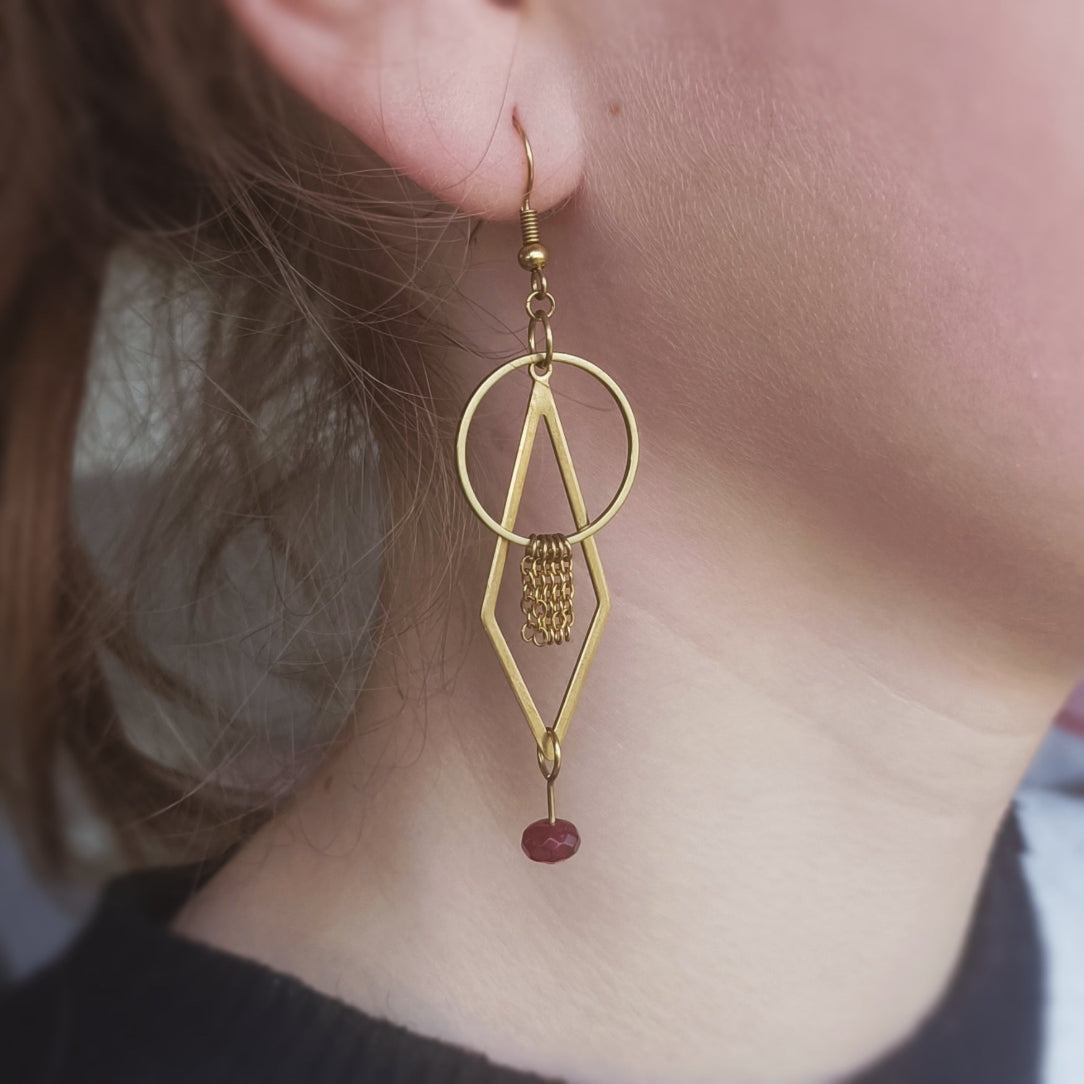 Boucles géométriques sur crochets avec pierre naturelle bordeau