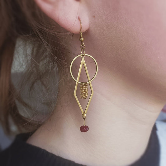 Boucles géométriques sur crochets avec pierre naturelle bordeau