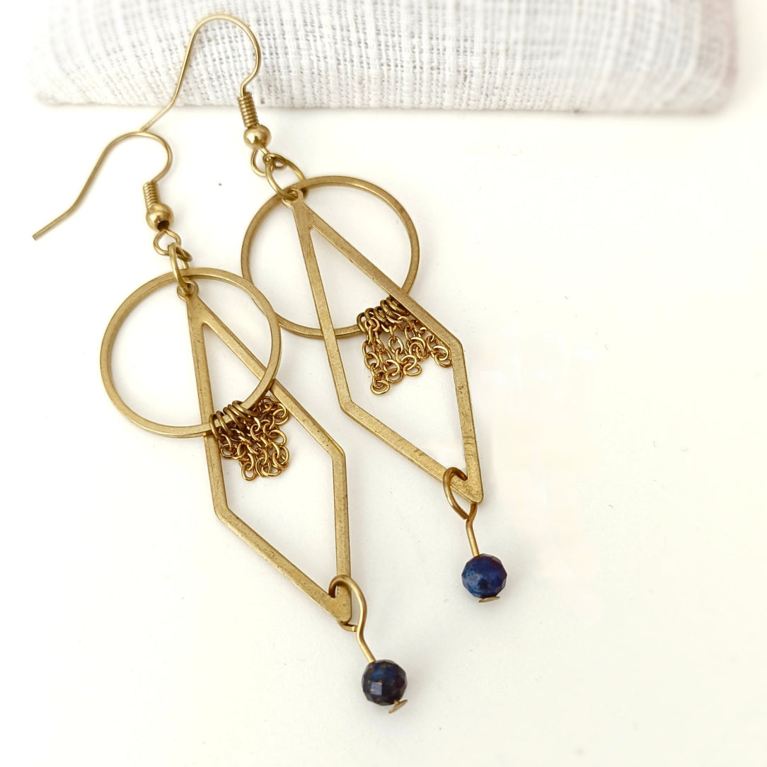 Boucles d'oreilles laiton brut formes géométriques et sodalite bleue