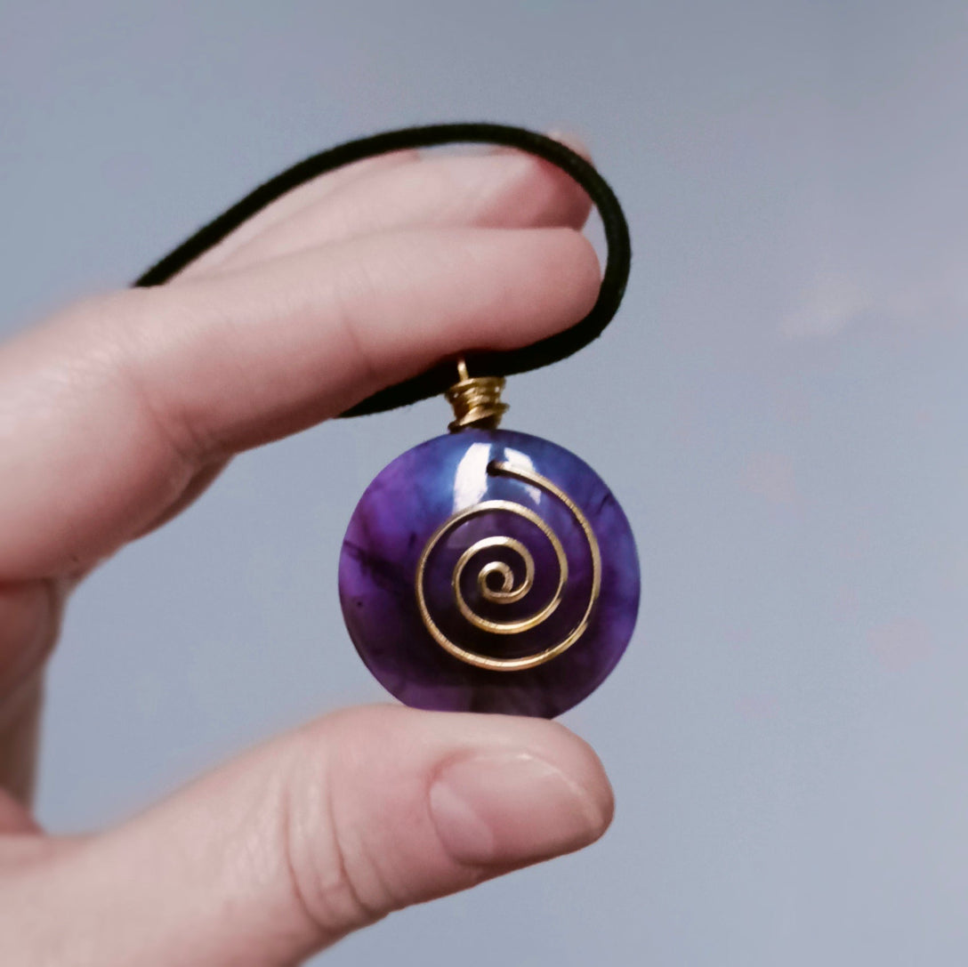 pendentif en améthyste naturelle à reflets profonds