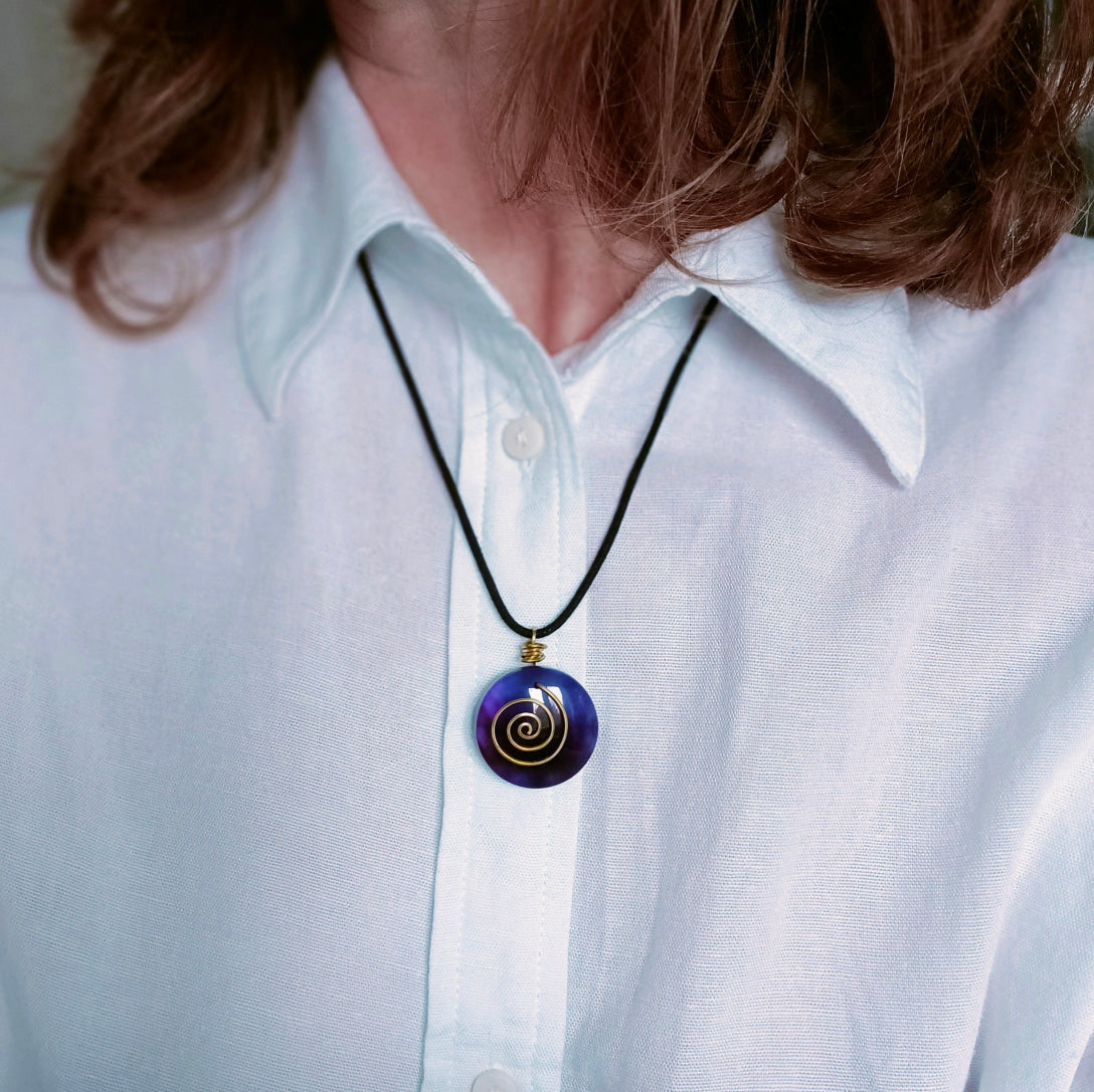 Collier améthyste sur cordon ciré noir porté