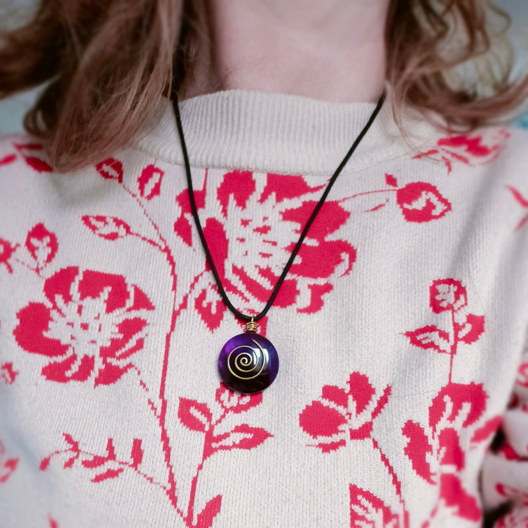Pendentif améthyste tressé à la main en laiton brut