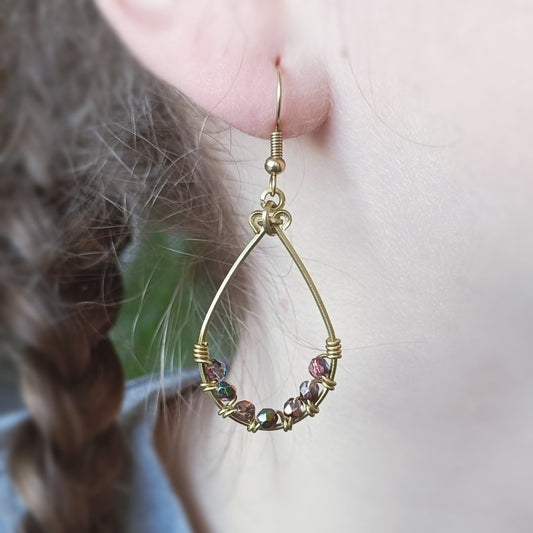Boucles réalisées à la main en forme de gouttes et perles tressées