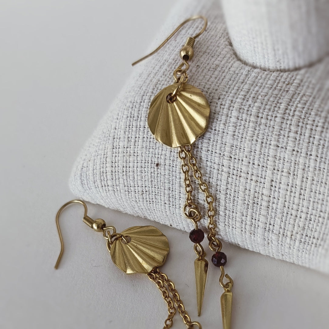Boucles laiton brut et pendentifs avec pointes et grenat