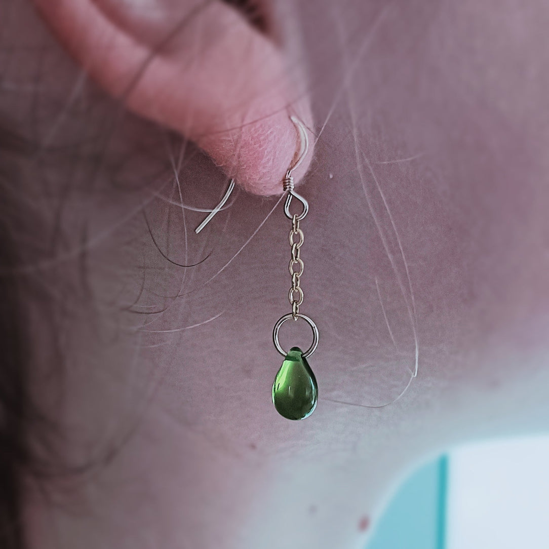Boucles d'oreilles Louise or laminé et goutte verte