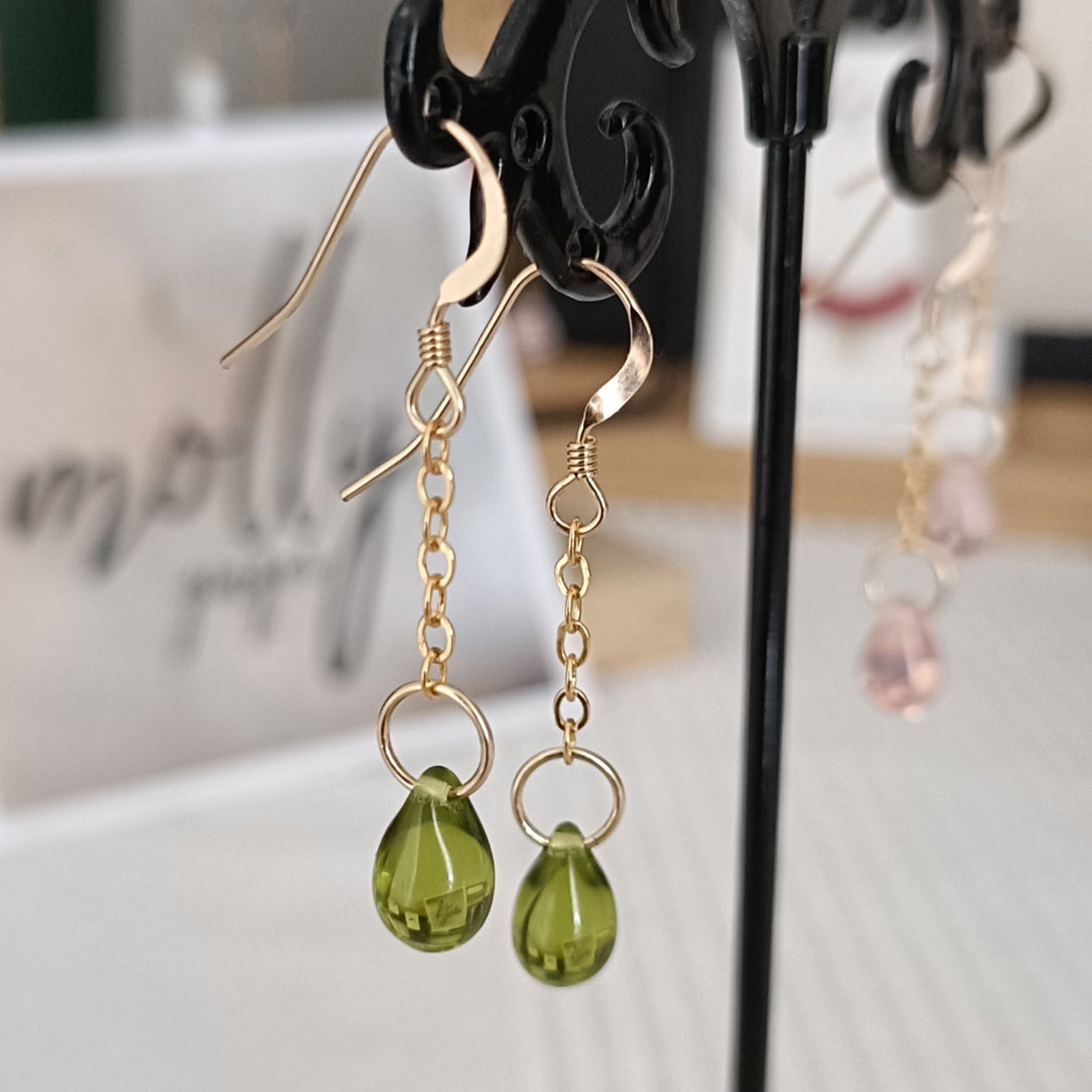 Fines boucles d'oreilles en Or Gold Filled 14 carats et goutte de verre de couleur vert citronné