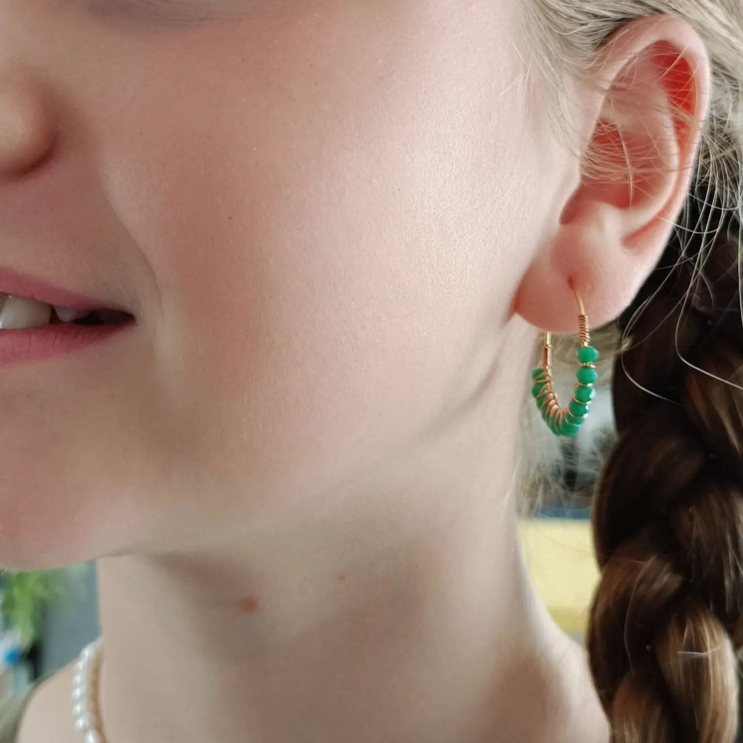 Boucles d'oreilles créoles tressées à la main sur modèle