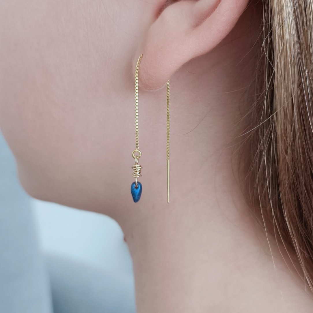 Boucles d'oreilles chaînes et tressage de fil en or laminé goutte bleue
